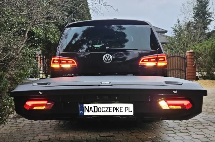 Ma pełne własne oświetlenie