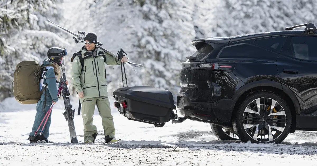 Kufer na hak to idealne rozwiązanie do wożenia bagażu, nart i snowboardów (do 187cm). Jest ciche i oszczędne, prawie nie zwiększa zużycia paliwa a montaż na samochodzie zajmuje kilka minut