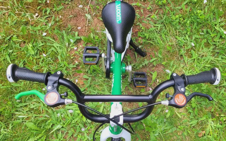 Szeroka, regulowana kierownica i ergonomiczne klamki hamulcowe