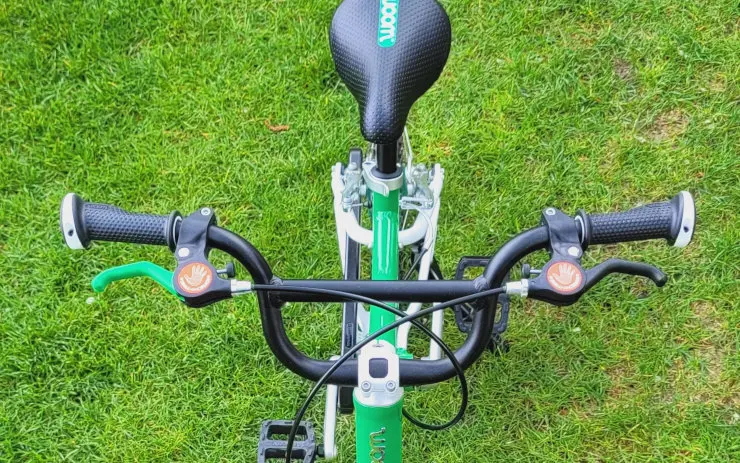 Szeroka, regulowana kierownica i ergonomiczne klamki hamulcowe