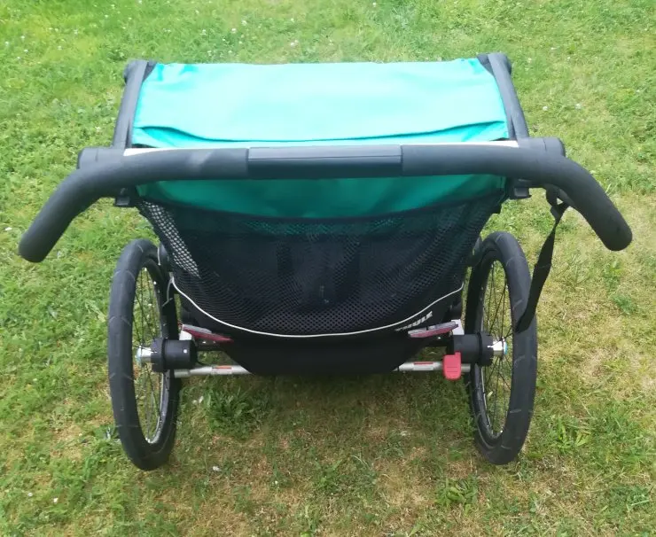 Z tyłu jest bagażnik w&nbsp;formie wiszącej kieszeni, który zostawia też sporo miejsca na nogi podczas uprawiania joggingu